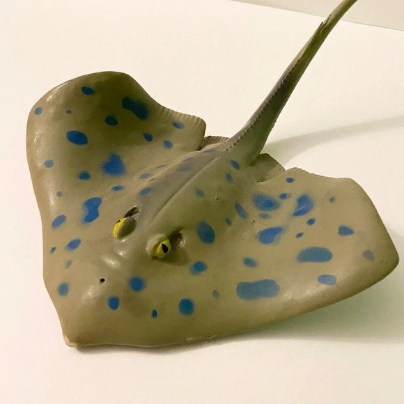 Vintage Rubber Sting Ray Manta Ray Figure 15 Inch Long Toy - Picture 11 of 11